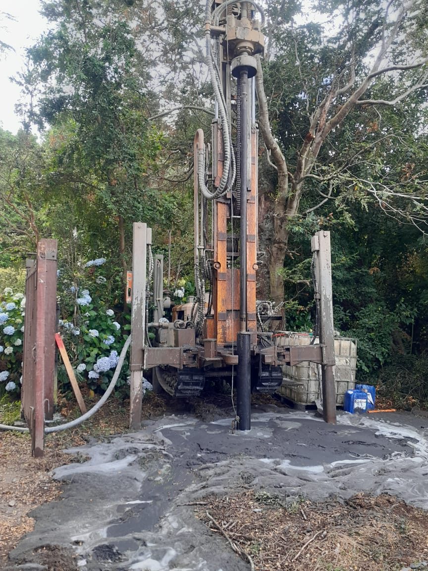 Perforadora de Servihidráulica trabajando en un pozo profundo