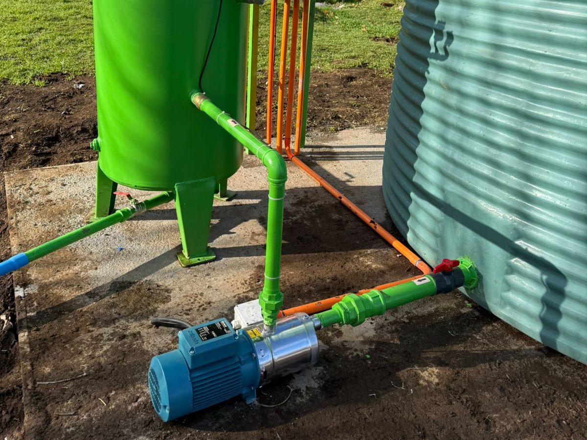 Planta de elevación de agua con bomba y estanques instalados