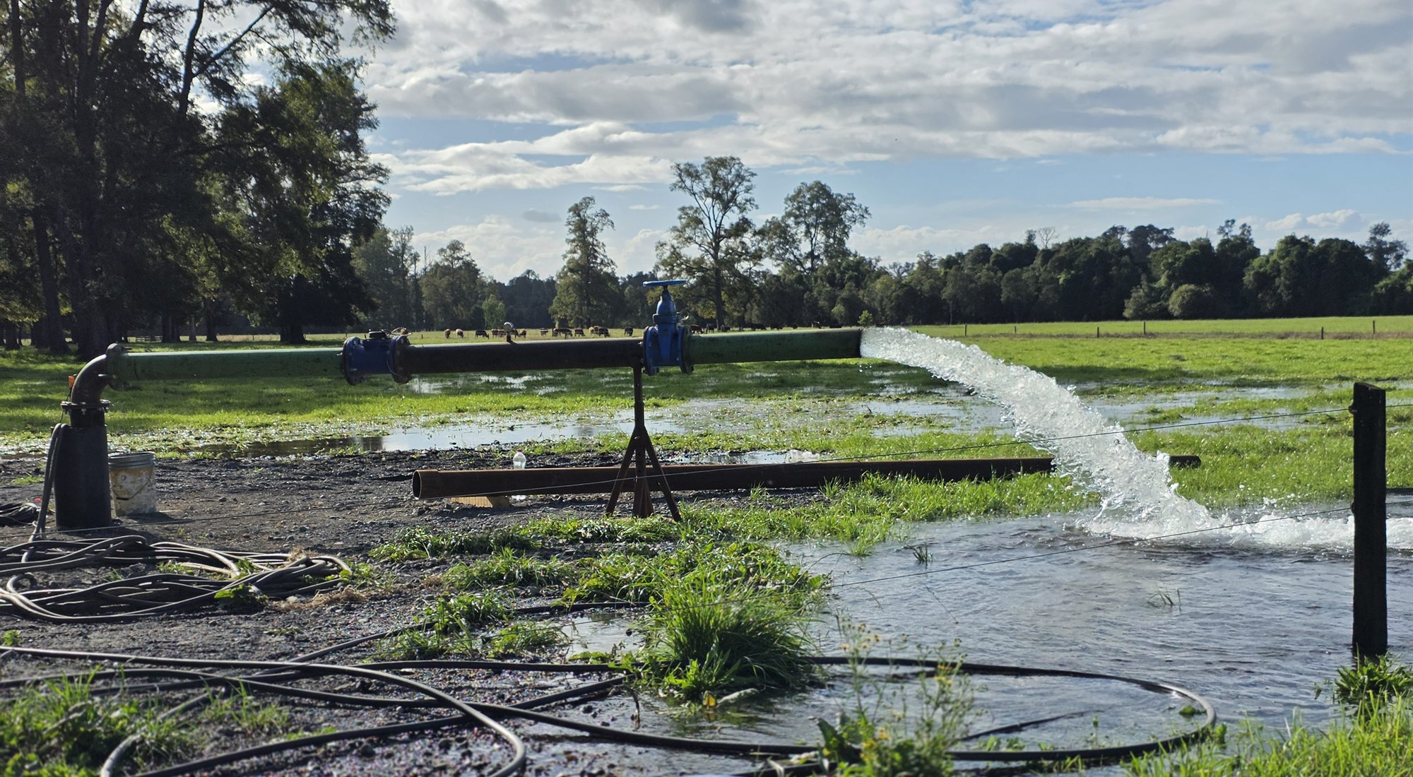 Prueba de bombeo de un pozo profundo de ocho pulgadas con agua fluyendo en terreno