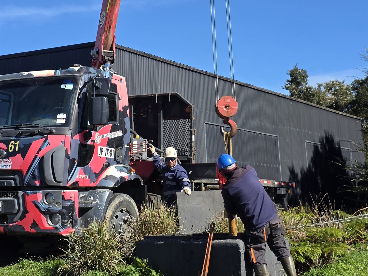 Equipo de Servihidráulica retirando una bomba sumergible con camión grúa